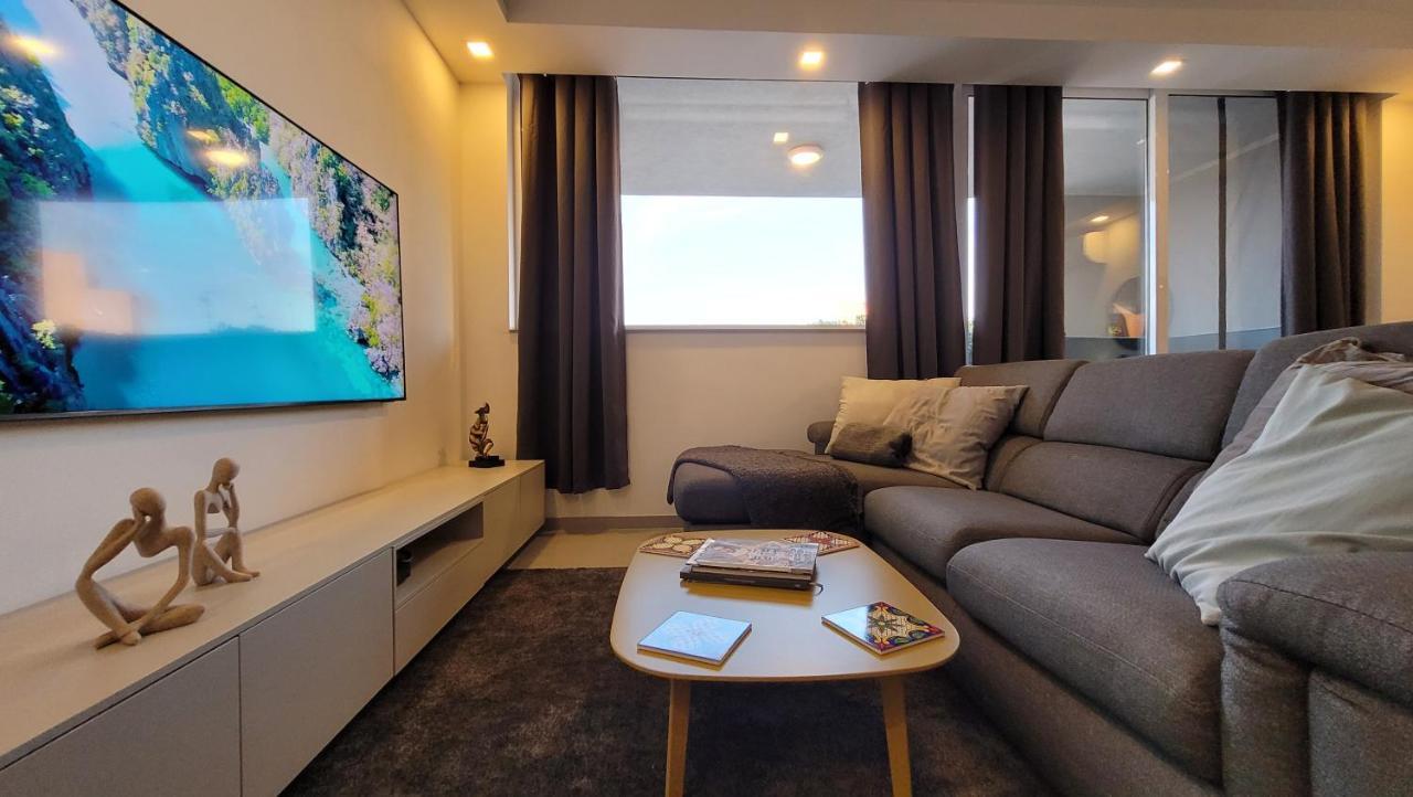 Stylish - Modern - Large Terrace - 2 Bed - 200 M From Sea - Fully Air Con Apartment St. Paul's Bay Exterior photo