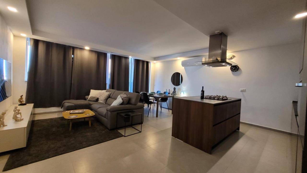 Stylish - Modern - Large Terrace - 2 Bed - 200 M From Sea - Fully Air Con Apartment St. Paul's Bay Exterior photo
