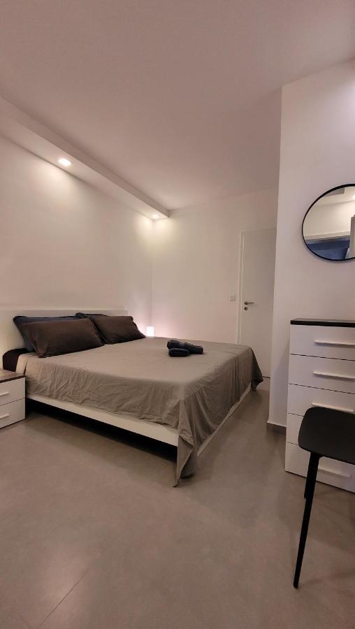 Stylish - Modern - Large Terrace - 2 Bed - 200 M From Sea - Fully Air Con Apartment St. Paul's Bay Exterior photo