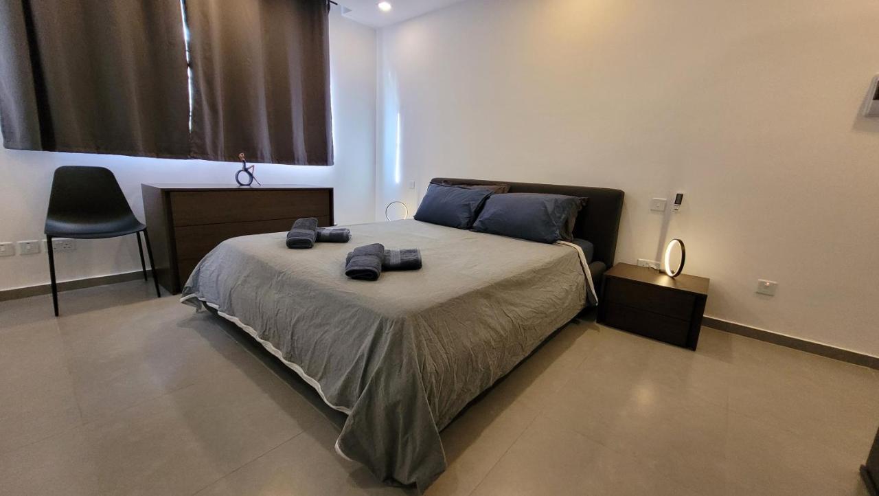 Stylish - Modern - Large Terrace - 2 Bed - 200 M From Sea - Fully Air Con Apartment St. Paul's Bay Exterior photo