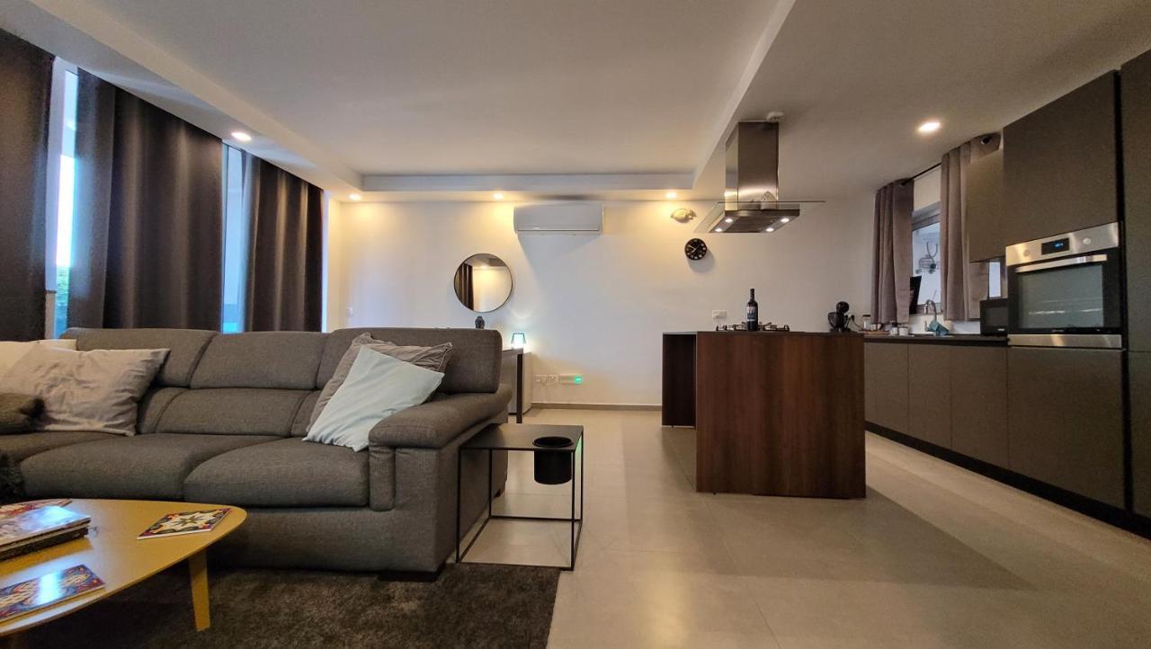 Stylish - Modern - Large Terrace - 2 Bed - 200 M From Sea - Fully Air Con Apartment St. Paul's Bay Exterior photo